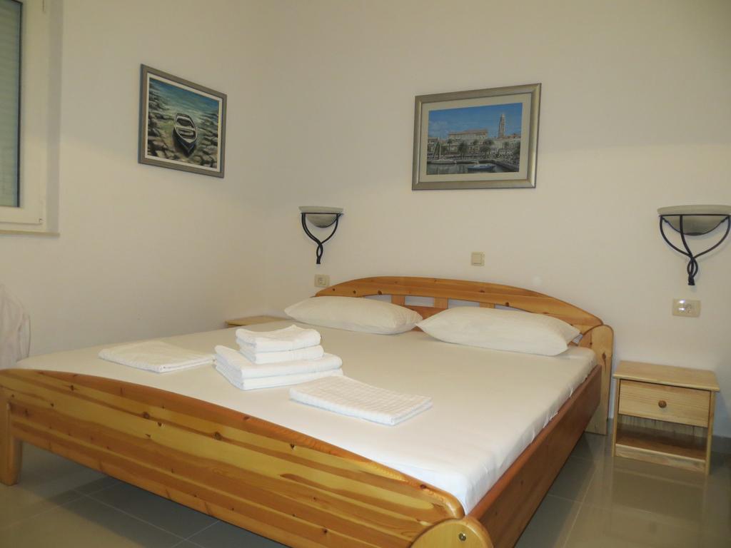 Apartments Lucija Brela Bilik gambar