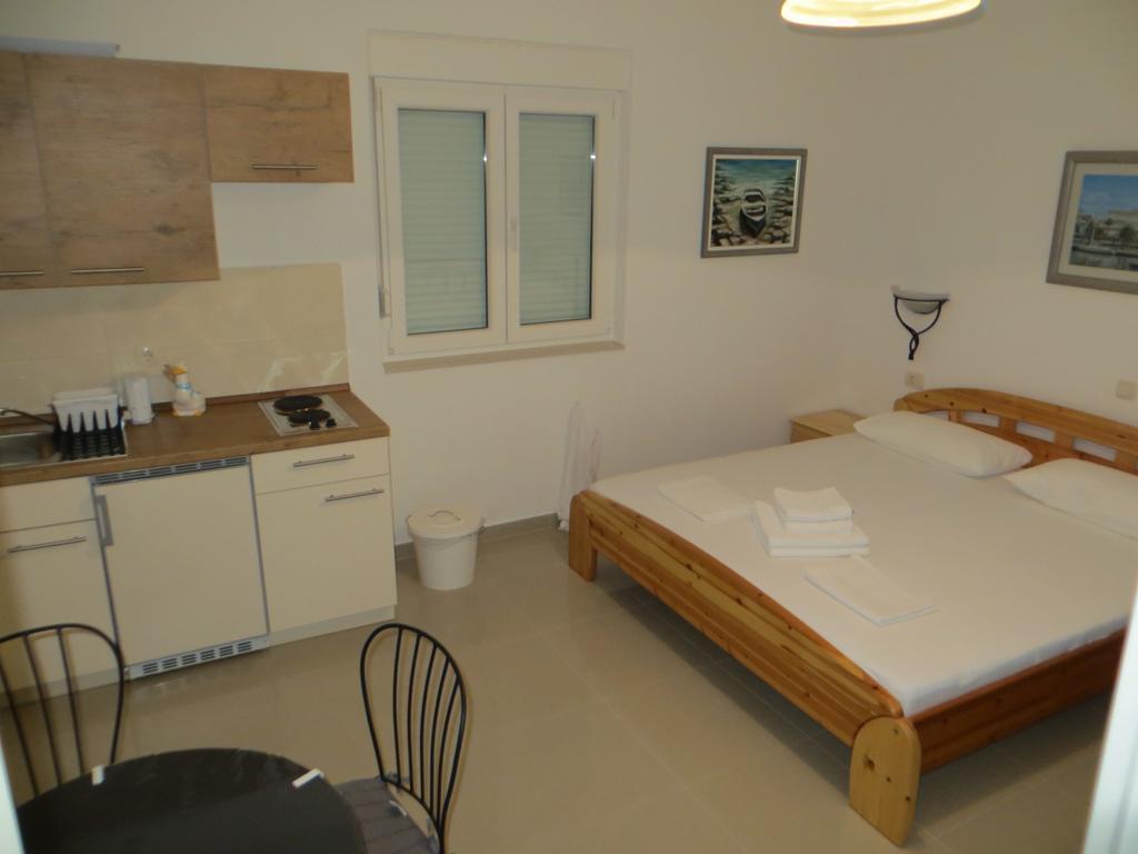 Apartments Lucija Brela Bilik gambar